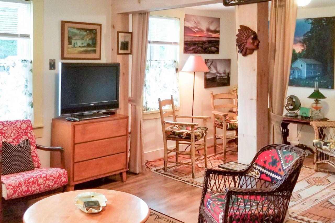 Rustic-Chic Cottage With Yard And Grill - Near Hiking! ノースフィールド エクステリア 写真
